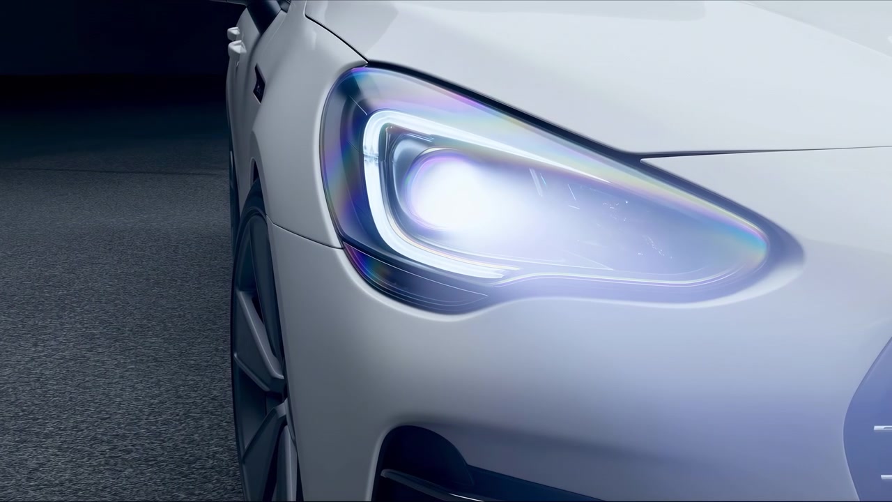 Primo piano di faro di auto sportiva bianca, con luce LED progressiva che illumina l'asfalto. Scena da studio cinematografico.