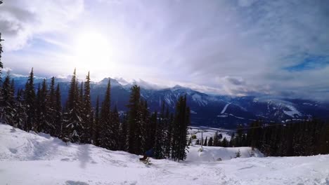 snowboarder haciendo snowboard en la montaña de nieve