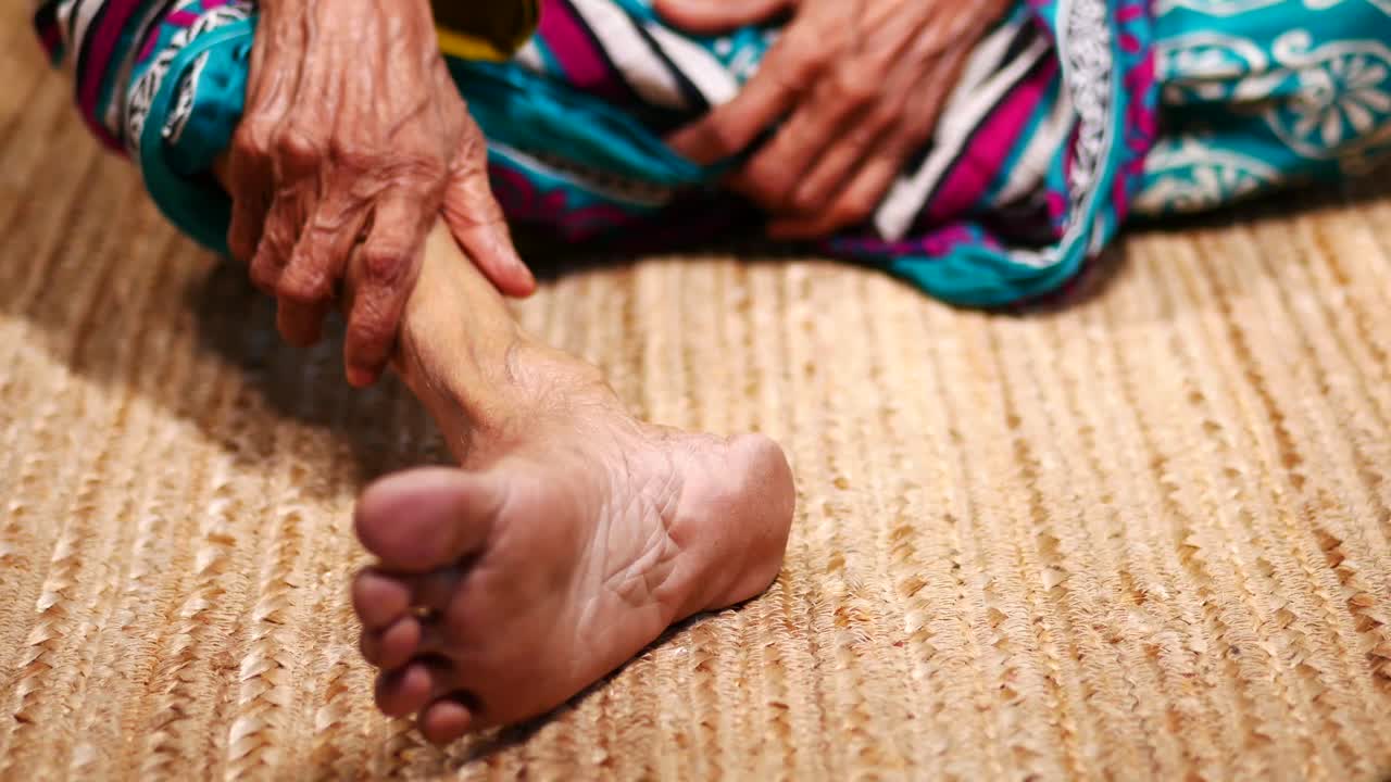 발목 통증이 있는 노인 여성