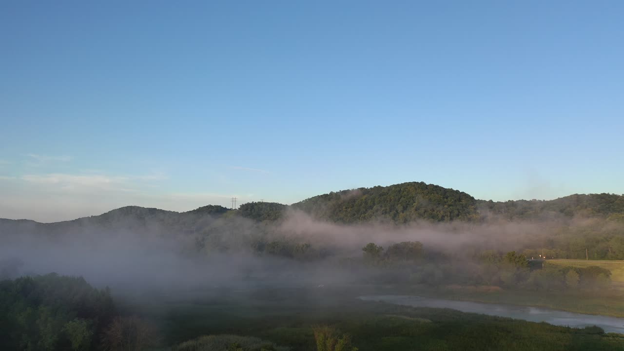 안개가 가득한 산악 풍경과 시골 길