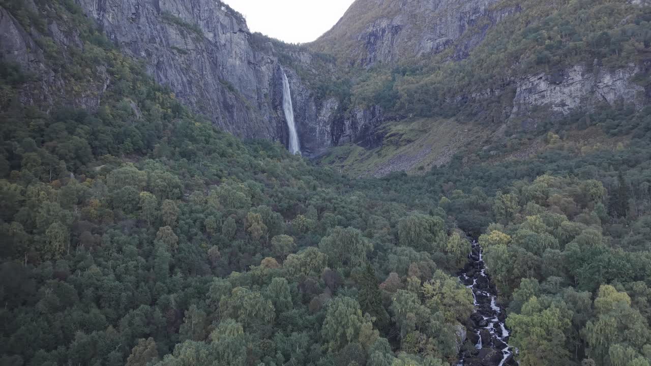 Volare verso una bellissima cascata in Norvegia. Fiordo di Lusterfjorden