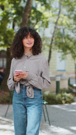 Mujer-Joven-Turista-Viajera-Usando-Un-Teléfono-Inteligente-Escribiendo-Mensajes-De-Texto-Buscando-Buscar-Una-Manera-En-El-Mapa