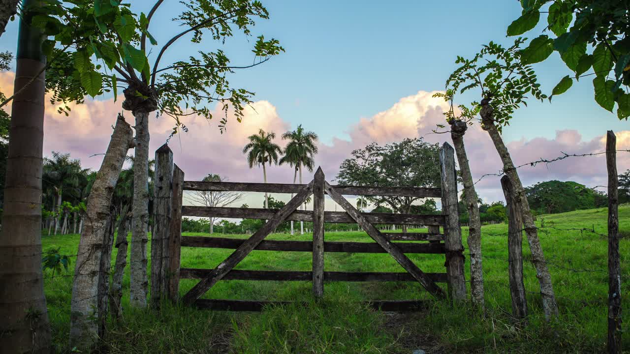 나무 문은 배경에 아름다운 구름이 있는 타임스입니다.