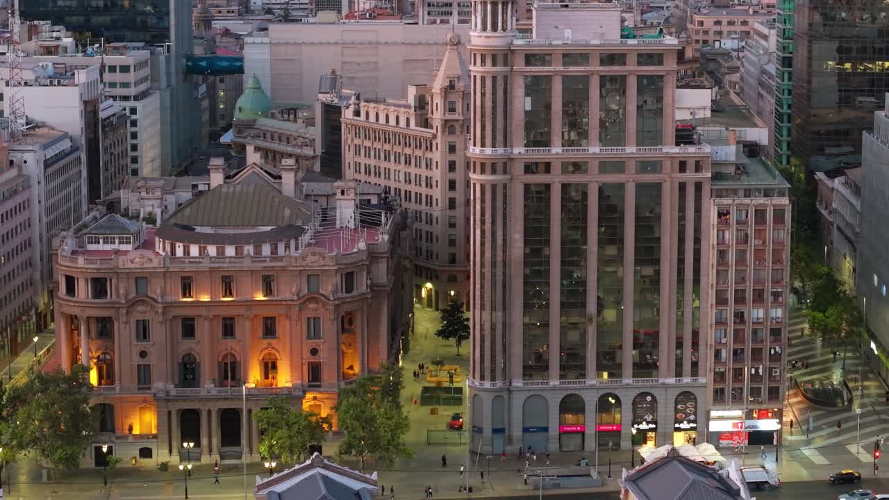 Flyfoto med telelinse av verneverdige bygninger som Club Union og Ariztia-bygningen i Nueva York-gaten i sentrum av Santiago, Chile