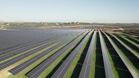 paneles solares colocados en un ángulo óptimo en una granja solar