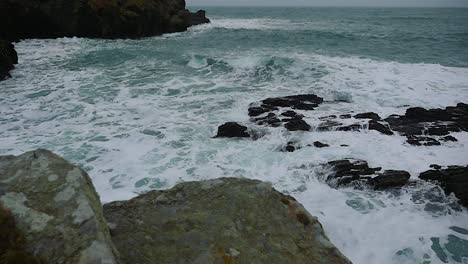 Slow-Motion-Waves-Crashing-Over-Rocks-At-Calf-Of-Man,-Isle-Of-Man