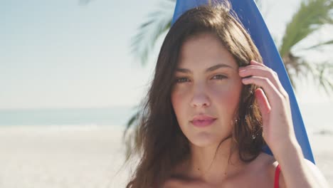 mujer caucásica lista para ir a surfear