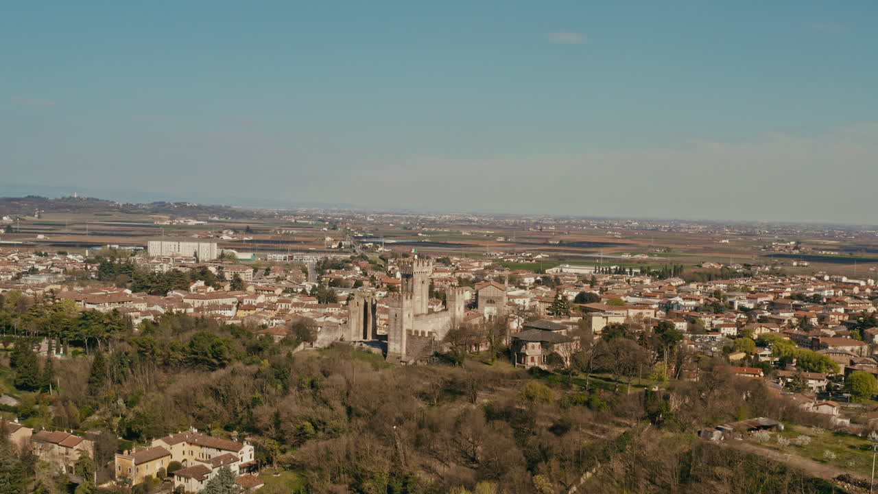 Ripresa con drone sul Castello Scaligero, Mantova, Italia