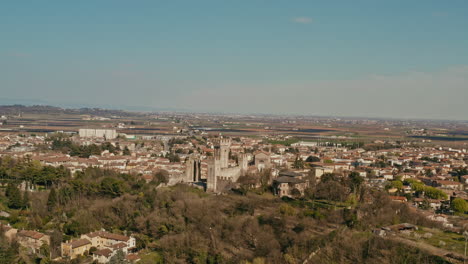 Drone-shot-over-Scaligero-castle,-Mantova-Italy