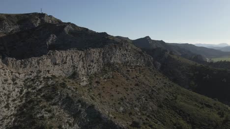 Altos-Acantilados-De-Piedra-Caliza-Se-Elevan-Empinados-Desde-El-Fértil-Valle-Verde-En-Francia