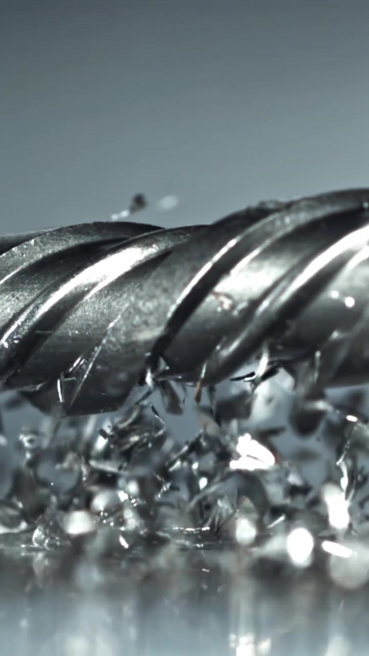 Primo piano di una punta da trapano magnetica che attrae limatura di metallo