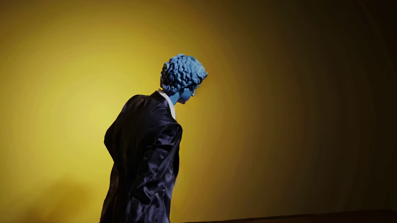 노란색 배경 에 비즈니스 슈트 를 입은 파란색 마네킨