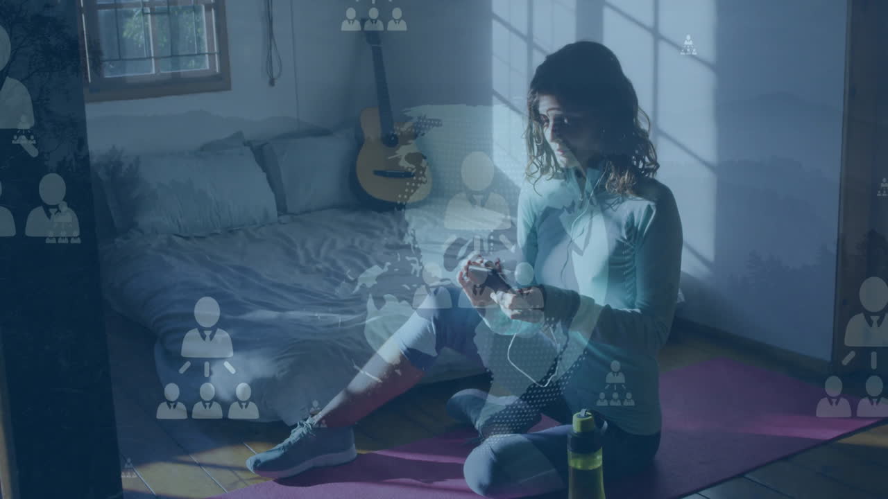 animación de globo y iconos sobre mujer caucásica usando teléfono inteligente