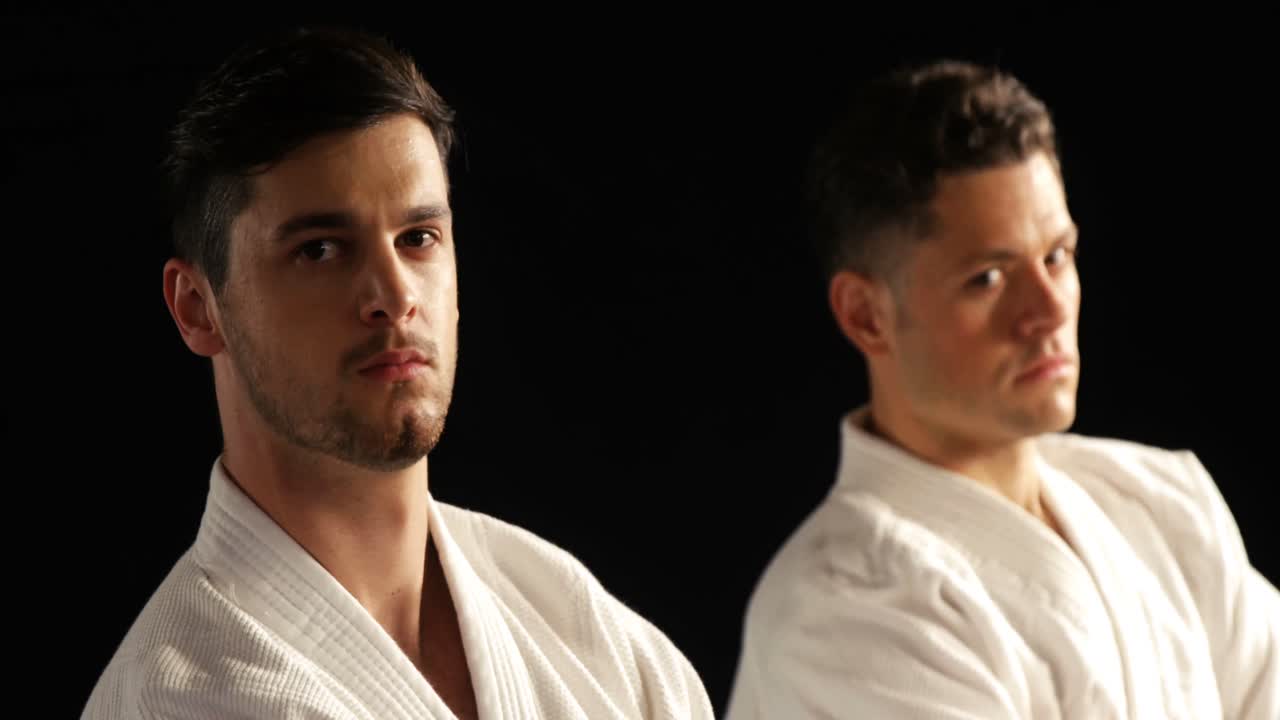 dos hombres de karate de pie