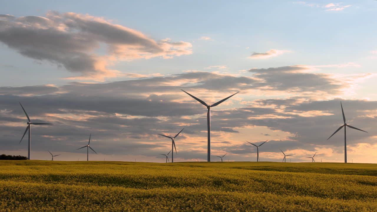 altas torres de viento de saskatchewan, canadá durante la puesta de sol