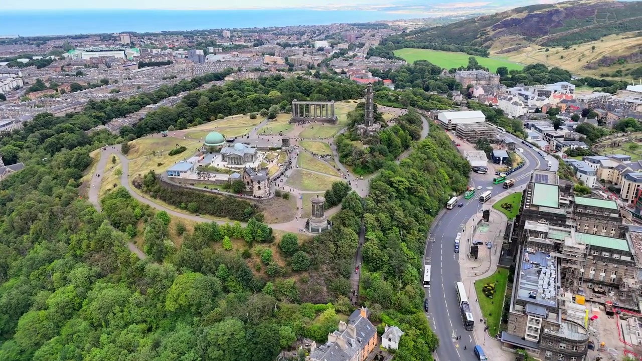 Luftpanorama over Calton Hill Edinburgh med de fantastiske Salisbury Crags i bakgrunnen. Skottland