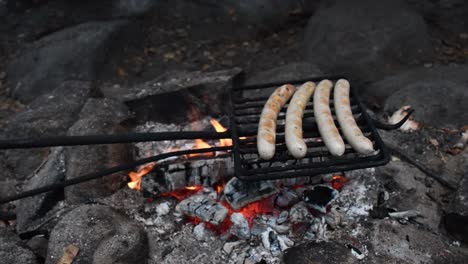 Bratwürste-Am-Offenen-Lagerfeuer-Grillen