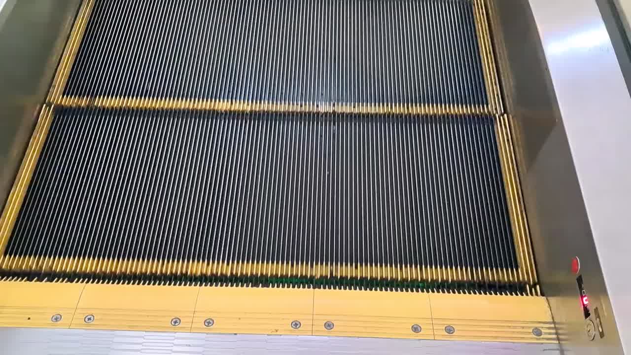 노란색 선이 위로 이동하는 간단한 에스컬레이터