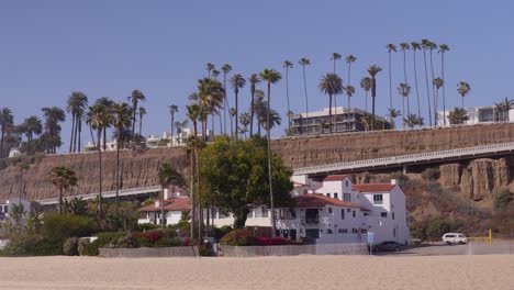 toma panorámica de la costa de santa mónica a lo largo de la famosa autopista de la costa del pacífico