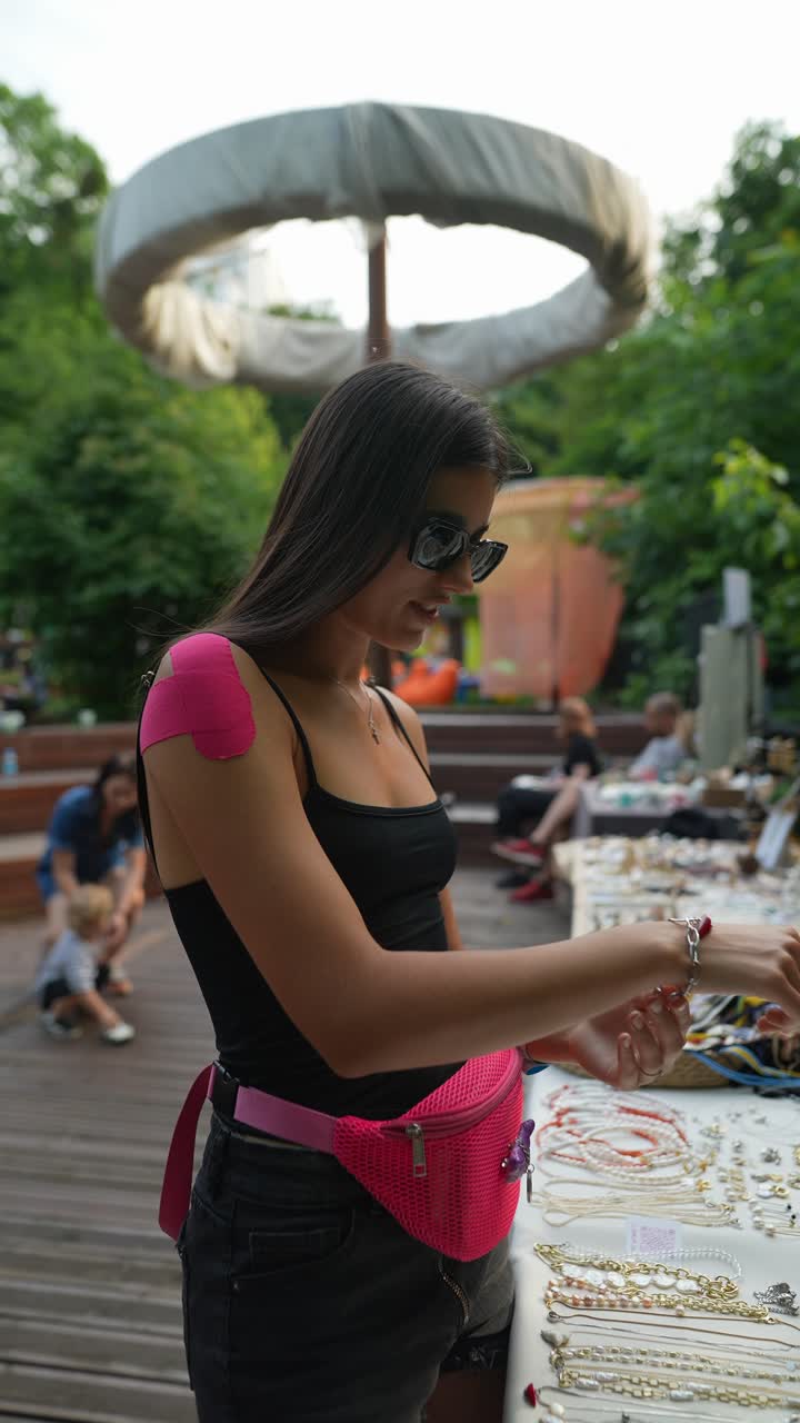 mujer comprando joyas en un mercado de verano