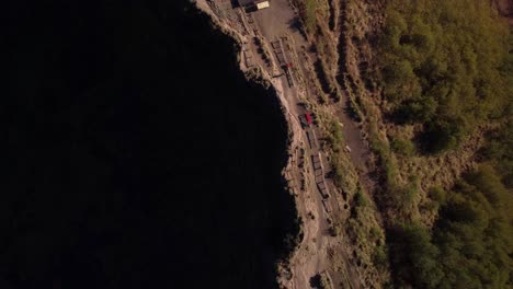 la vasta boca negra bostezaba de ancho, el corazón cavernoso del volcán estaba desnudo, aéreo.