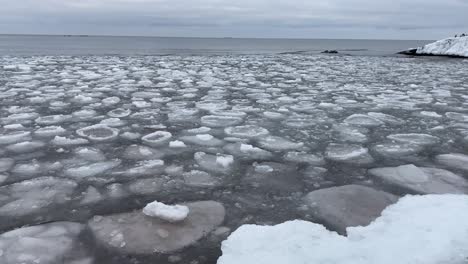 lago superior en invierno ubicado en puerto de cobre, michigan
