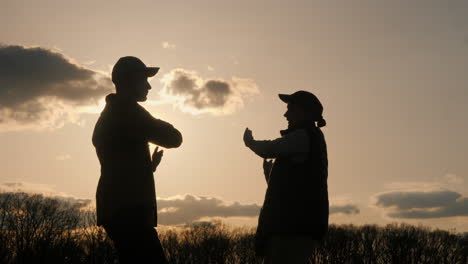 dos hombres discutiendo al atardecer