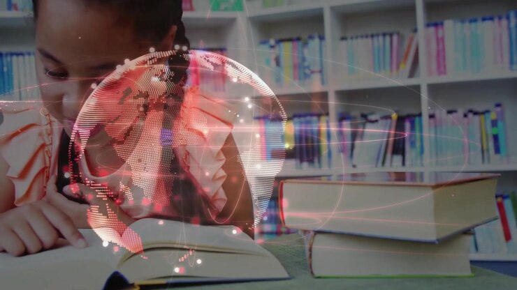 Ein leuchtender roter digitaler Globus erscheint und dreht sich vor einem Mädchen, das in einer Bibliothek ein Buch zum Lernen aufschlägt.