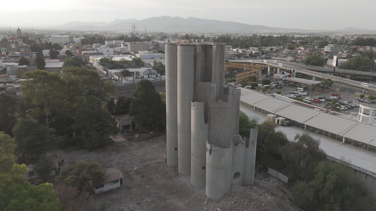 Sorvolo a Cuautitlán, Messico, di fronte a silos distrutti
