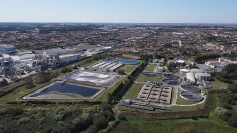 Vista-Aérea-De-Una-Estación-De-Tratamiento-De-Aguas-Industriales