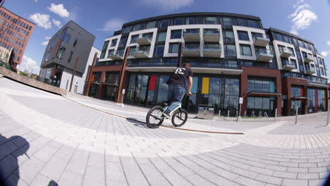 Truco-De-Látigo-De-Cola-Bmx-En-Cámara-Lenta-Con-Rampa-En-Un-Obstáculo-De-La-Calle