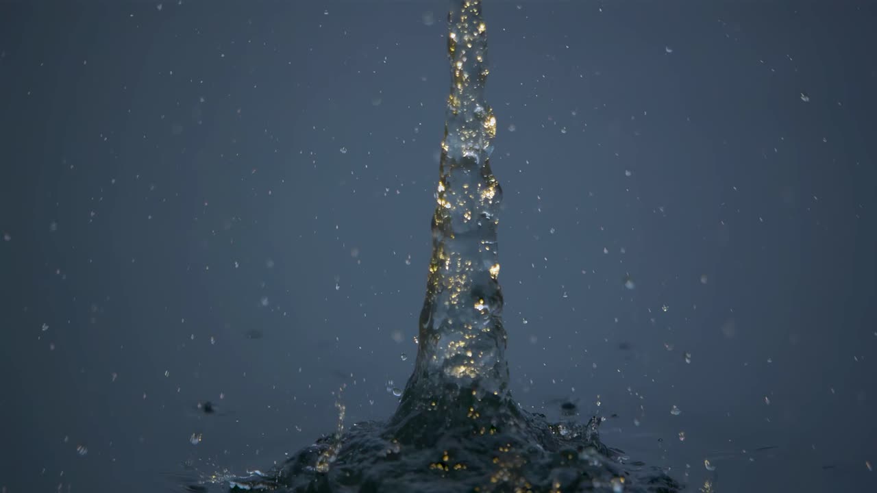 골프 공이 슈퍼 슬로 모션으로 물에 부히고