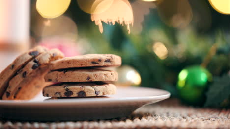 navidad, galletas y casa con árbol navideño