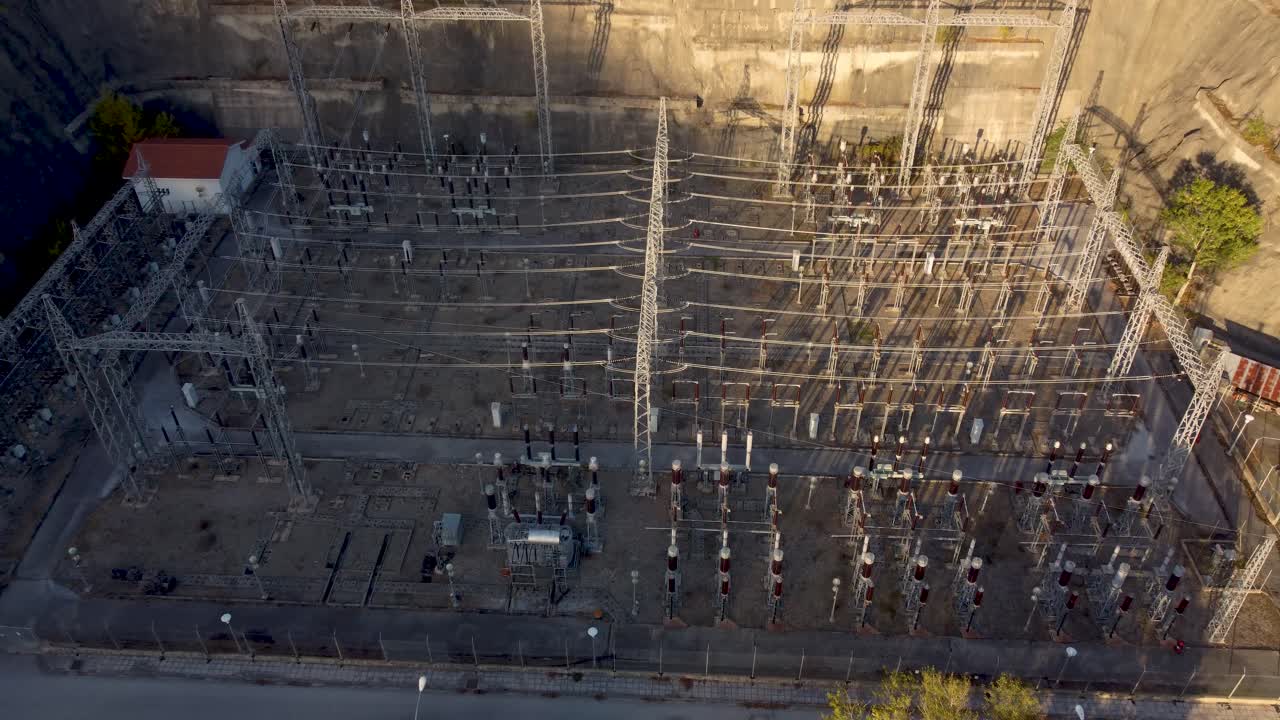 retiro aéreo sobre la subestación de electricidad en la presa al atardecer