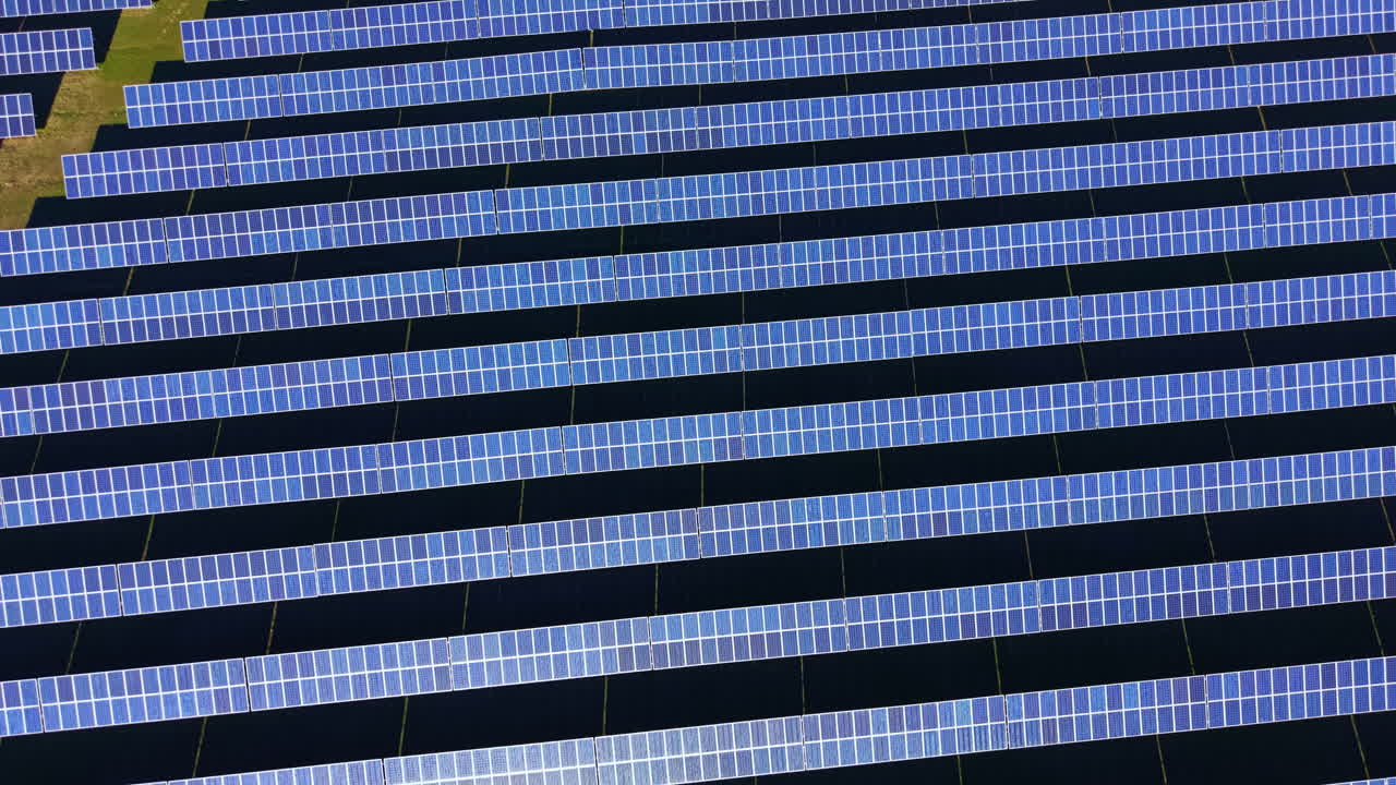 I pannelli solari coprono una vasta area in una giornata di sole con un cielo sereno, fornendo energia rinnovabile per le località vicine.