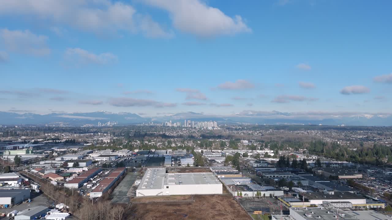Vista aérea de edificios industriales del barrio de Surrey en Metro Vancouver, Columbia Británica, Canadá