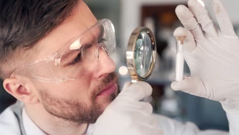 médico científico masculino mira una manta con una lupa