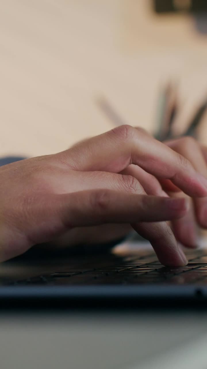 mujer escribiendo en una computadora portátil