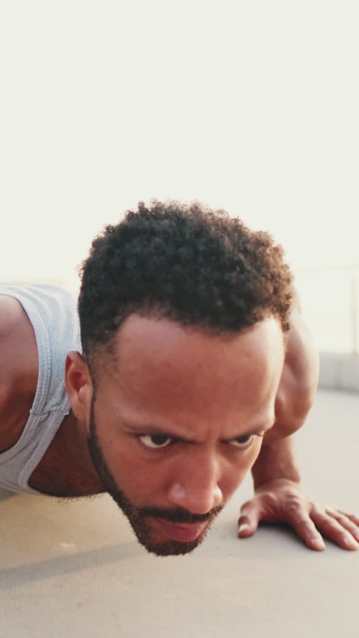 hombre haciendo flexiones.