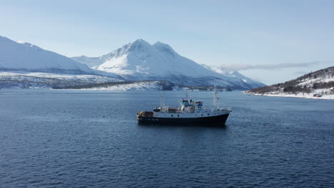 Vista-Aérea-De-Drones-Crucero-Por-El-Fiordo-Polar-Navegando-En-El-Mar-ártico-En-Tromso,-Noruega