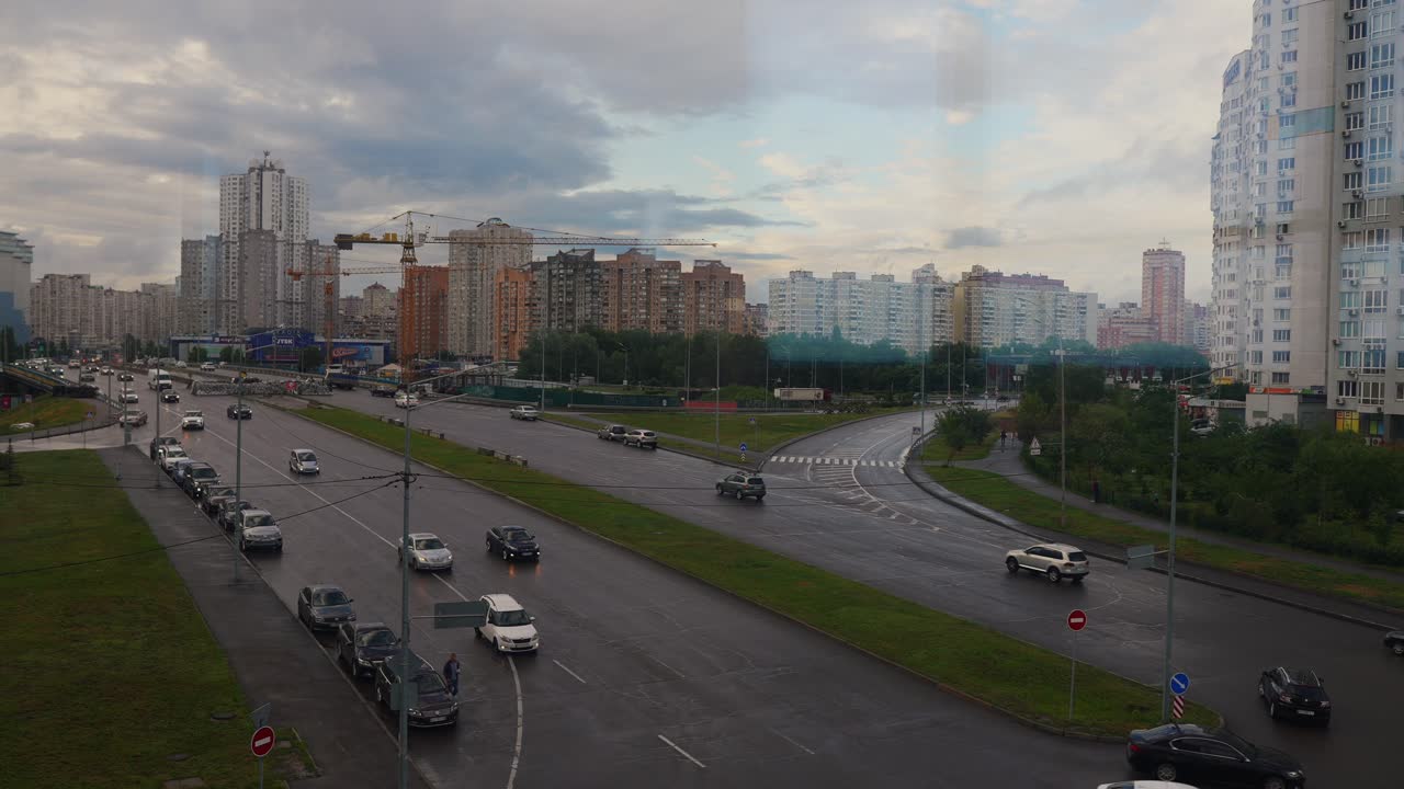 городская уличная сцена с дорожным движением и зданиями