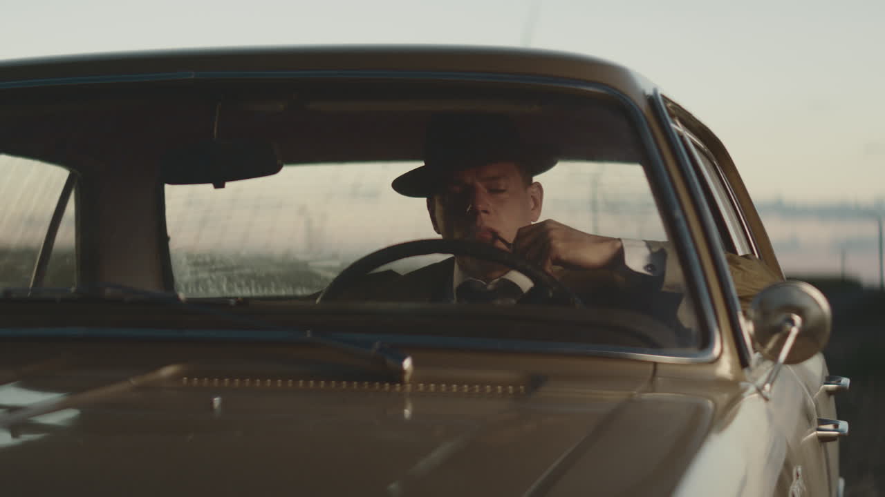 Ein Mann fährt ein Vintage-Auto