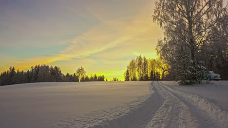 Nevado-Invierno-País-De-Las-Maravillas-Mañana-Time-lapse-Cielo-Amarillo-Amanecer-En-Bosque-Congelado