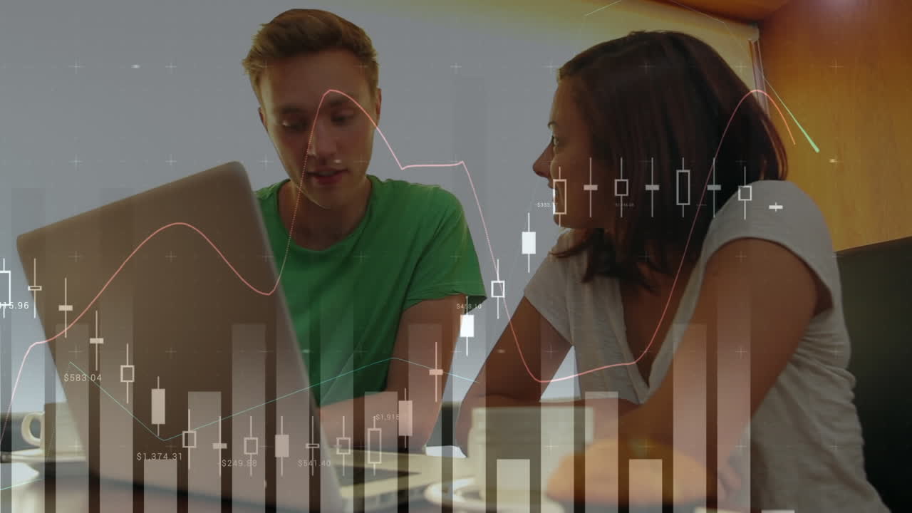 un hombre discute una computadora portátil con una mujer