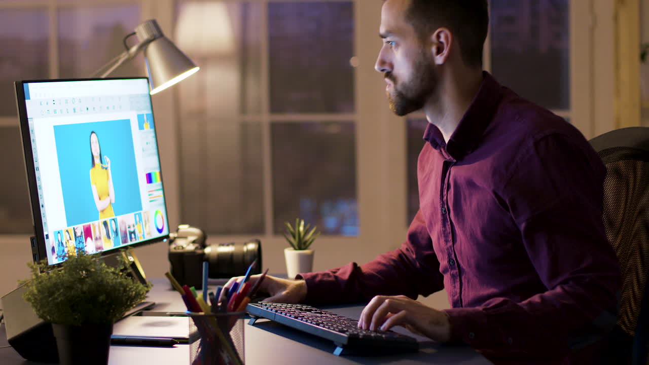 hombre trabajando en la computadora por la noche
