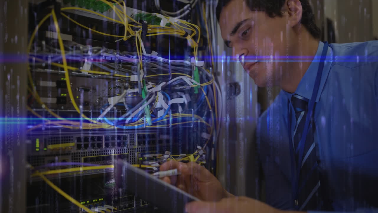 hombre trabajando en la sala de servidores y datos de la matriz azul