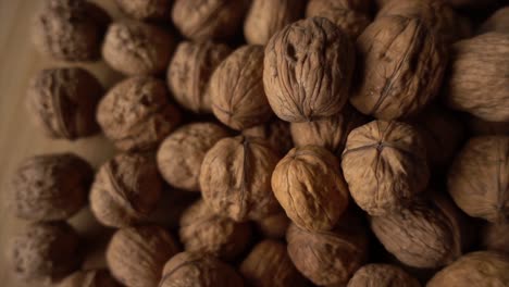 una pila de nueces en el fondo de la cáscara