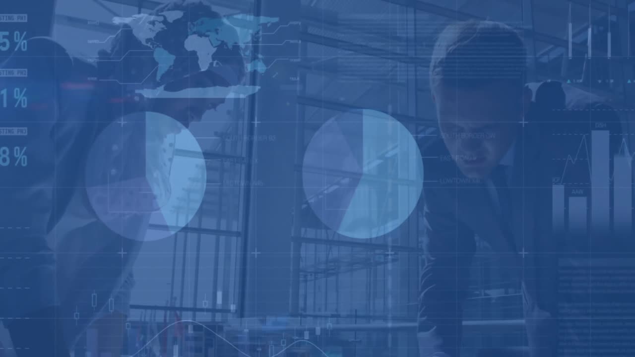 animación de la interfaz infográfica moviéndose sobre diversos colegas discutiendo ideas en la oficina