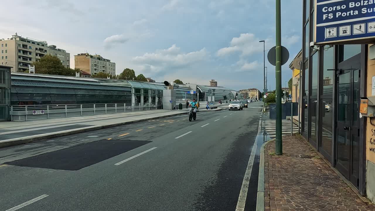 보행자 들 과 차량 들 이 비는 거리 를 이동 한다