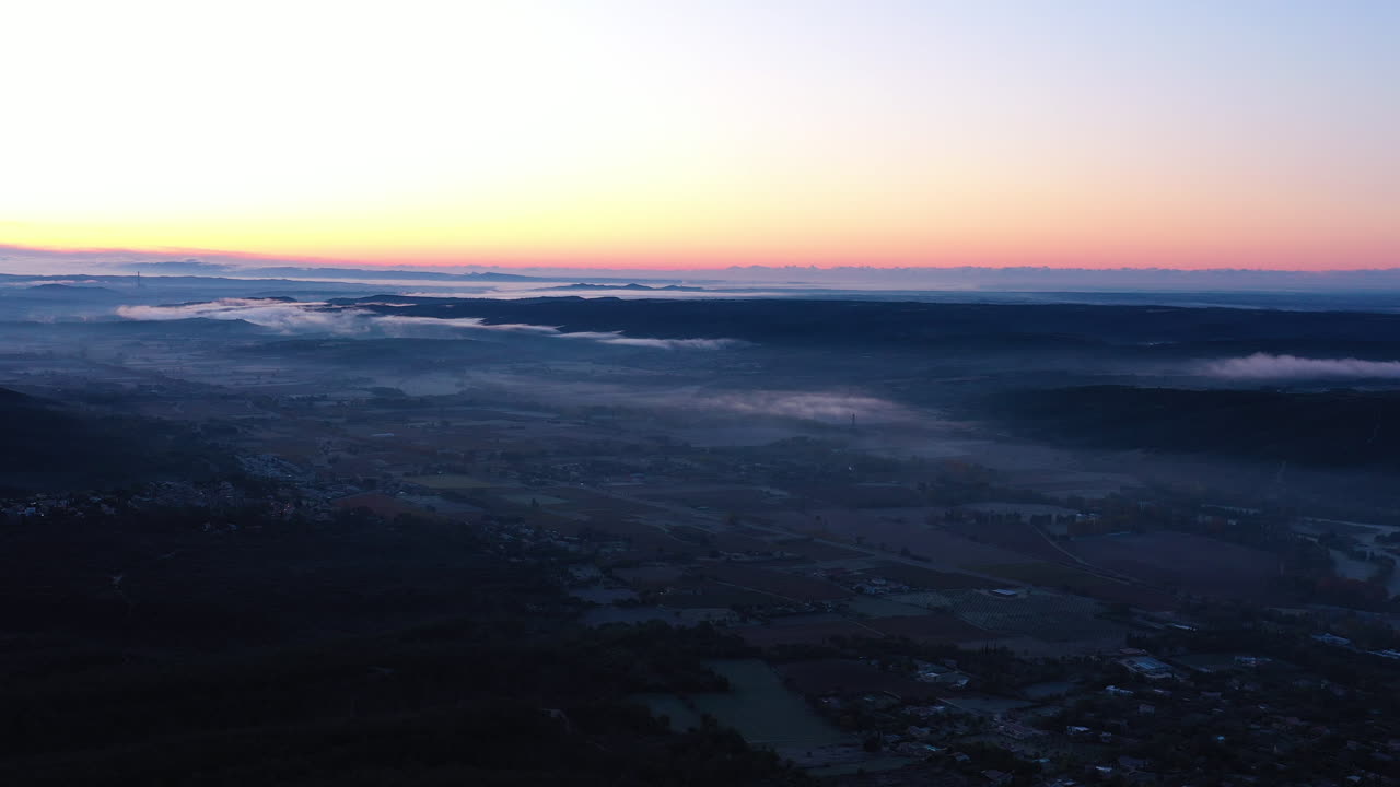 vista aérea mística paisaje amanecer valle gard sur de francia amanecer